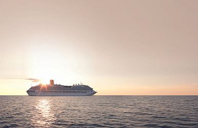 Costa Favolosa im Sonnenuntergang