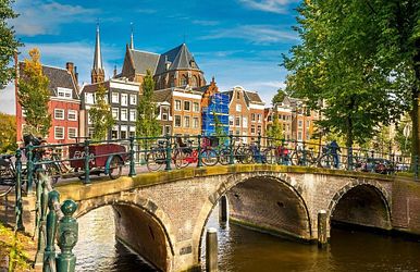Amsterdam, Brücke mit Fahrrädern über eine Gracht
