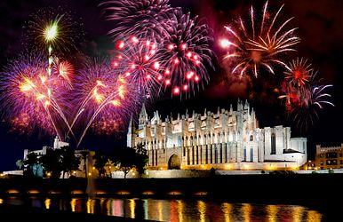 Silvesterfeuerwerk über der Kathedrale in Palma de Mallorca