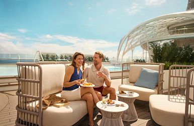 Paar, Terrasse, Pool, Luxus, Urlaub, Essen, Getränke, Sonnenlicht, Entspannung, Gespräche