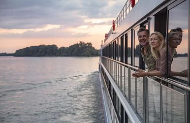 Von der Seite https://cdnsio.nicko-cruises.de/image/resize/1200x800/c977b90e-8e7f-4866-9a27-d902b501fa1c/image-paar-schiff-fluss.jpeg