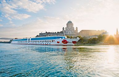 Flussschiff vor Bauwerk