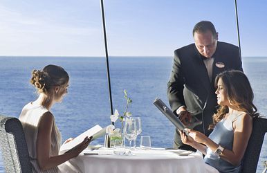 Elegantes Restaurant mit tollem Blick aufs Meer auf den MSC Schiffen