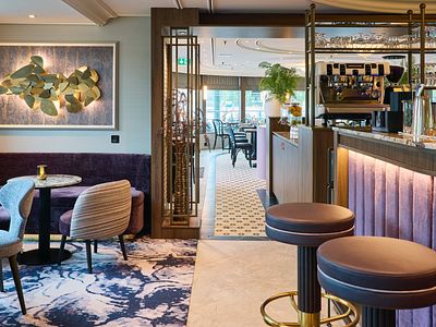 Lounge & Bar