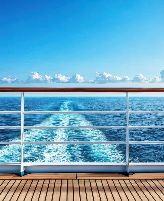 An Deck eines Kreuzfahrtschiffes