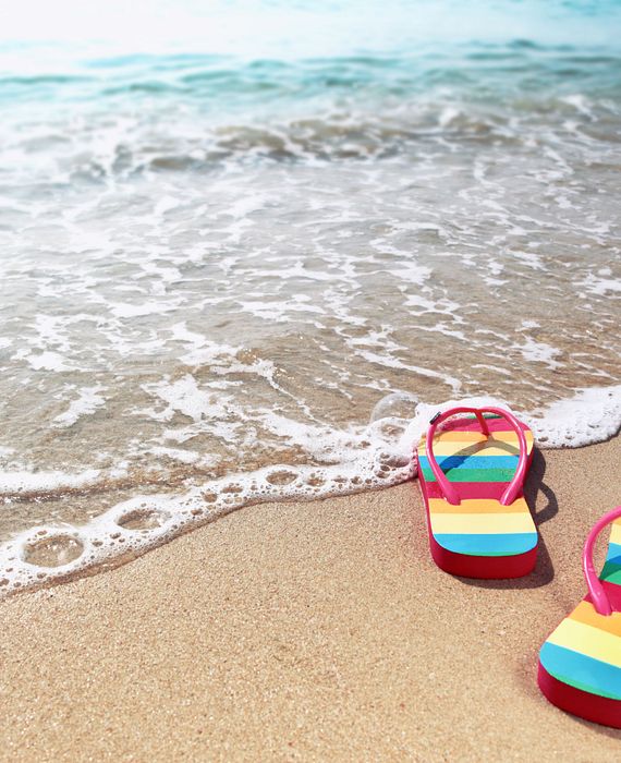 Bunte Flipflops am Strand