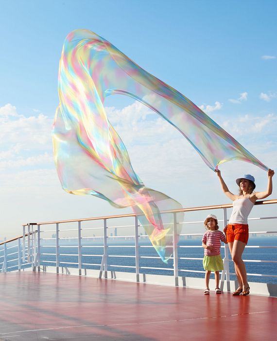 Mutter und Kind an Bord eines Kreuzfahrtschiffes