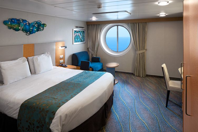 Gemütliche Außenkabine mit Bullauge auf der Allure of the Seas