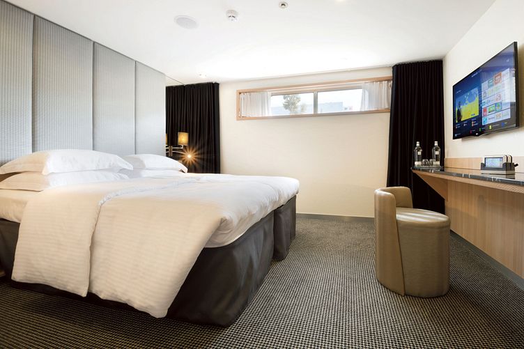 Gemütliches Suite mit großem Bett auf der Scenic Gem