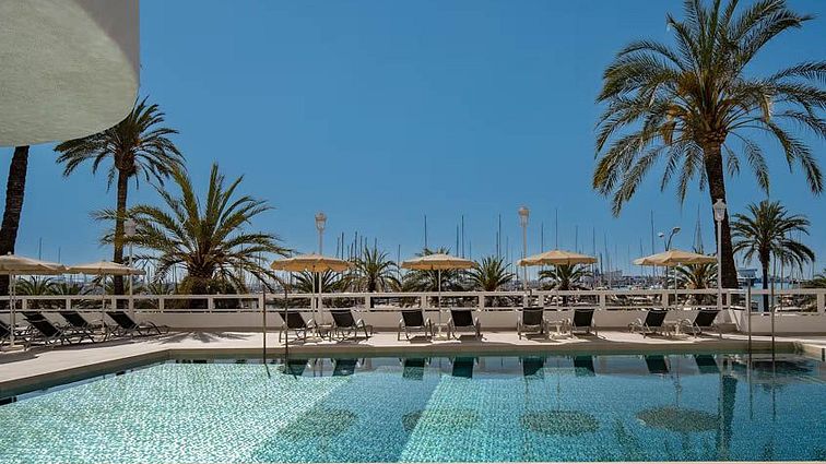 Hotelpool mit bester Aussicht