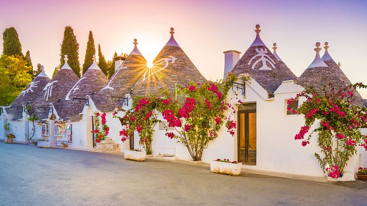 Alberobello_AdobeStock_166064129©Balate Dorin