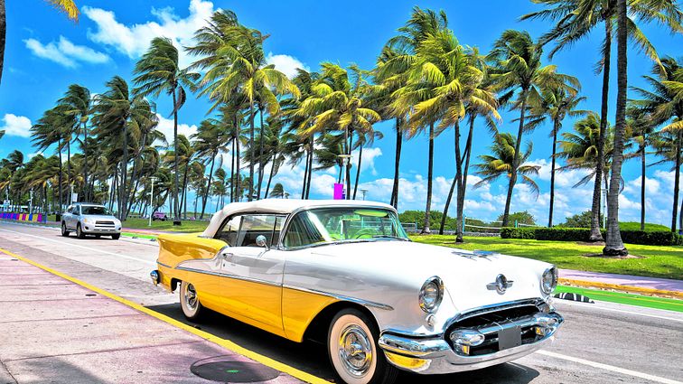 Miami_South Beach Ocean Drive_AdobeStock_550142462©xbrchx