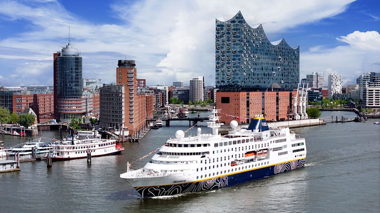 Die HAMBRUG vor der Elbphilharmonie 