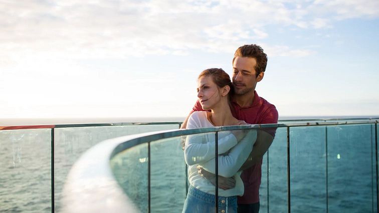 AIDAprima und AIDAperla Sky Walk Menschen Paar Reling