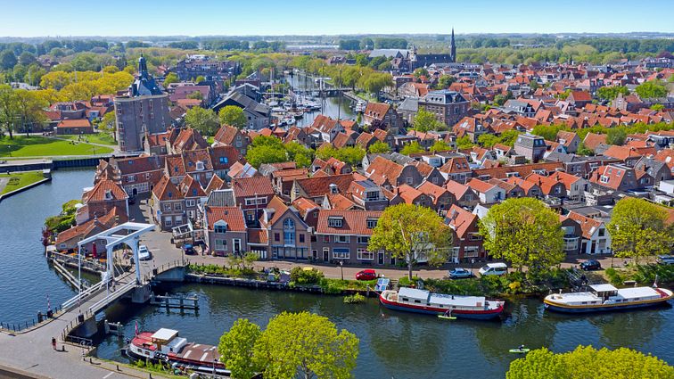 Stadt Enkhuizen an Fluss _AdobeStock_359943909 © Nataraj