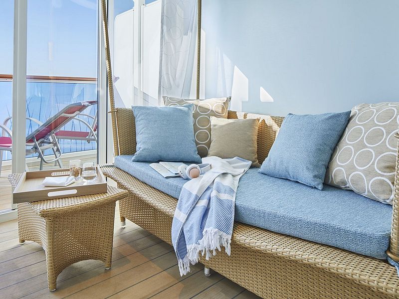 <b>Veranda Kabine Deluxe mit  Lounge</b> - Extra viel Platz für die Familie auf AIDAcosma, AIDAnova, AIDAperla und  AIDAprima, Freiraum und Meerblick für alle inklusive. 