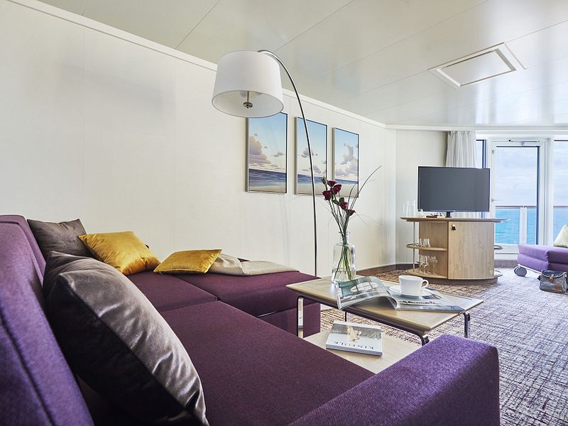 <b>Suiten für Familien</b> - Die Wohlfühl-Oase auf See: Die Suiten auf AIDAcosma und  AIDAnova können Sie mit bis zu fünf Personen belegen - inklusive jeder  Menge Freiraum und Meerblick. 