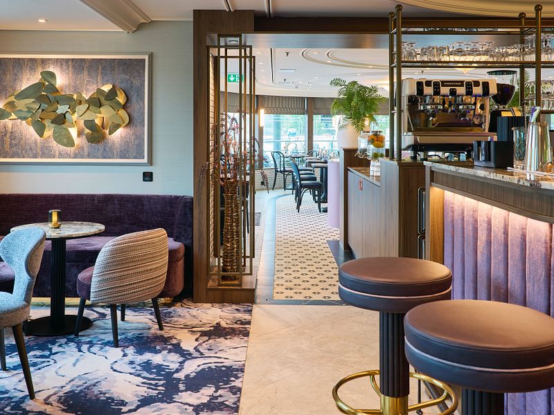 Lounge & Bar