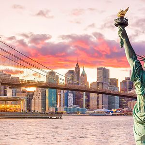 Freiheitsstatue und die Brooklyn Bridge in Manhattan