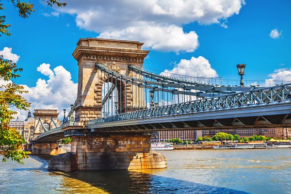 Blick auf die Die Széchenyi-Kettenbrücke in Budapest