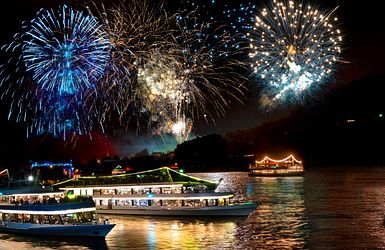 Ein Feuerregen in der Nacht- Rhein in Flammen