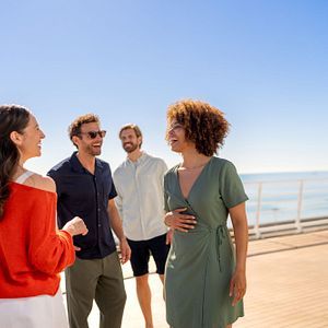 Menschen Gruppe an Deck Reling Mein Schiff Sommer Sonne