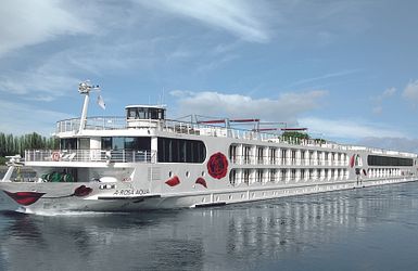 Schiff gleitet den Fluss entlang