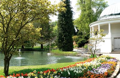Kurpark mit Teich und weißem Pavillon