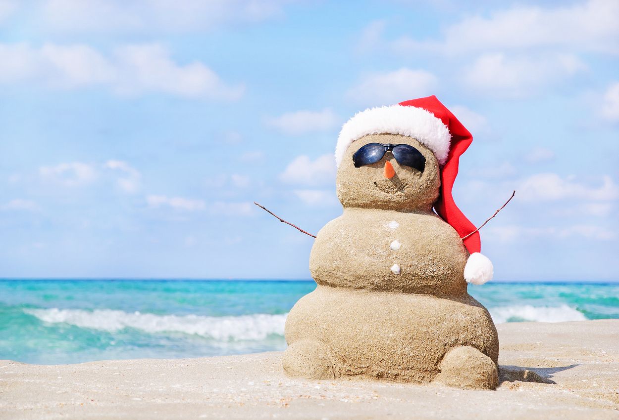 Schneemann aus Sand am Strand