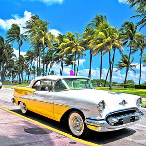 Miami_South Beach Ocean Drive_AdobeStock_550142462©xbrchx