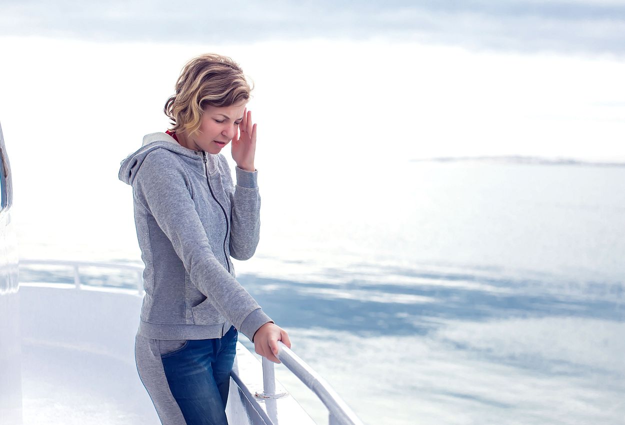 Eine Seekranke Frau an der Reling