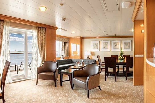 MS Amera - Phoenix Seereisen - 2-Bett-Royal Suite mit Balkon Panoramdeck *GOLD* (W4)