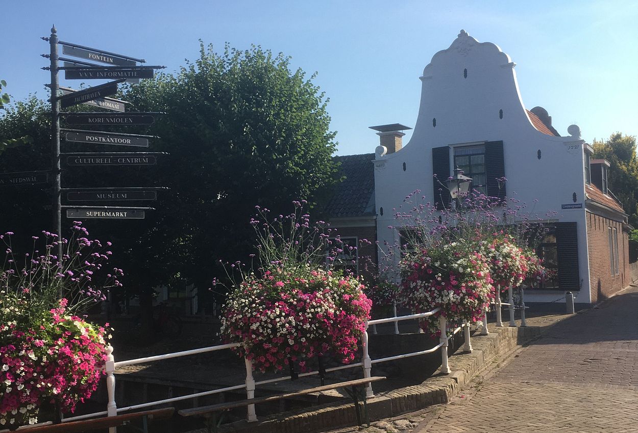 Die beschauliche Hauptstraße Slotens