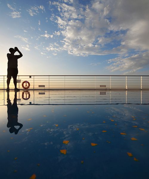 Kreuzfahrt Reling Happy Tourist