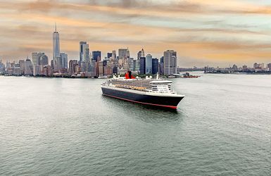 Schiff vor New Yorker Kulisse