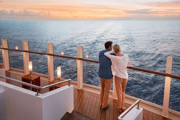 AIDAnova Pärchen an der Reling