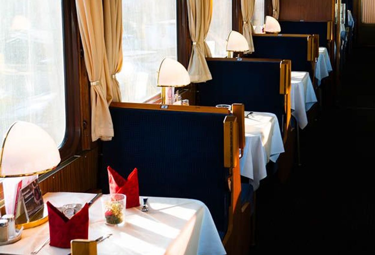 Gedeckte Tische im Restaurant