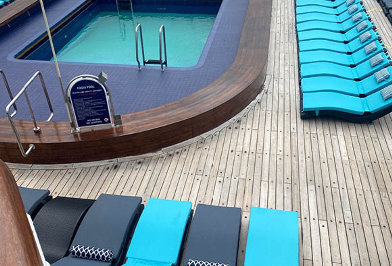 Außendeck mit Pool