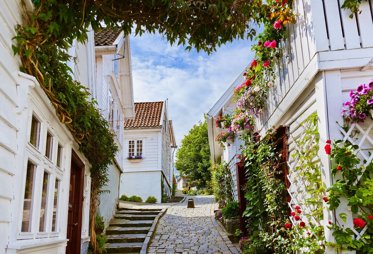 Zwischen weißen Holzhäusern in Stavanger, Norwegen