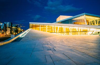 Auch beleuchtet ein Hingucker: Die Oper in Oslo