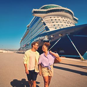 Frau und Mann vor der Mein Schiff Relax