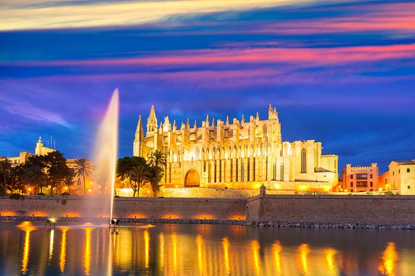 angeleuchtete Kathedrale in der Abendstimmung in Palma de Mallorca