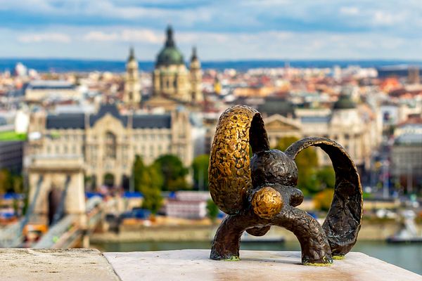 Hase mit karierten Ohren, eine Mini-Skultur von Mihály Kolodko in Budapest. 
