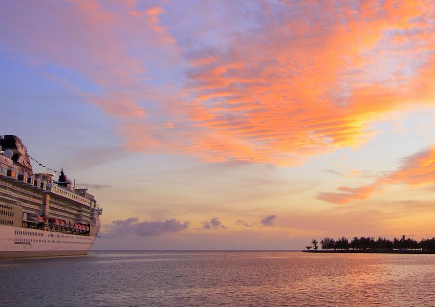 Ein Schiff im Sonnenuntergang