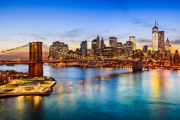 Die Brookly Bridge vor der Skylinie von New York
