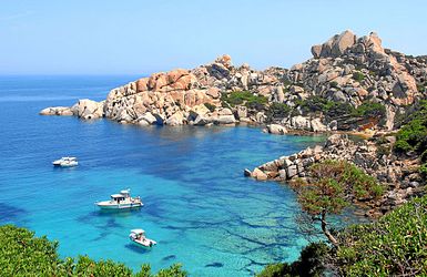 Türkisblaues Wasser in  malerischer Bucht