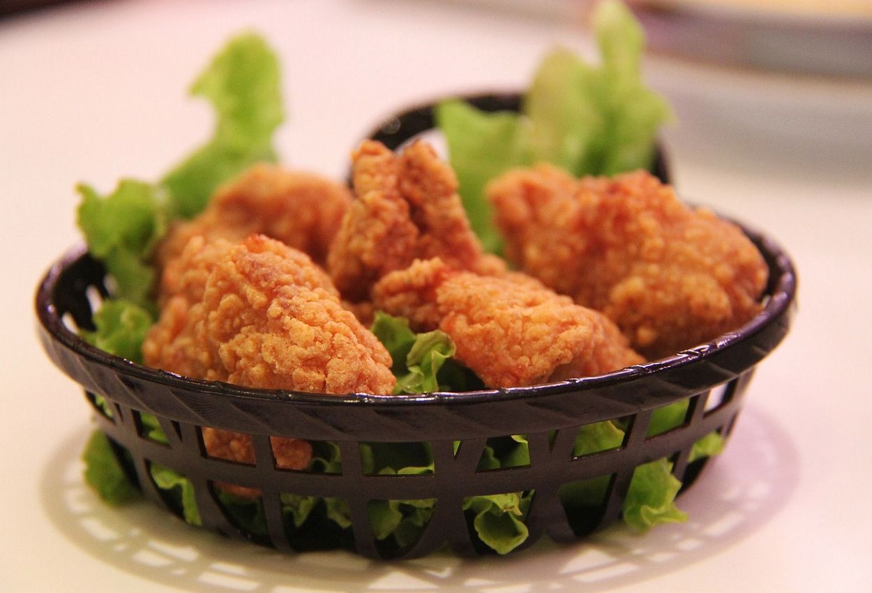 Weihnachtssalat mit Hähnchenkeulen