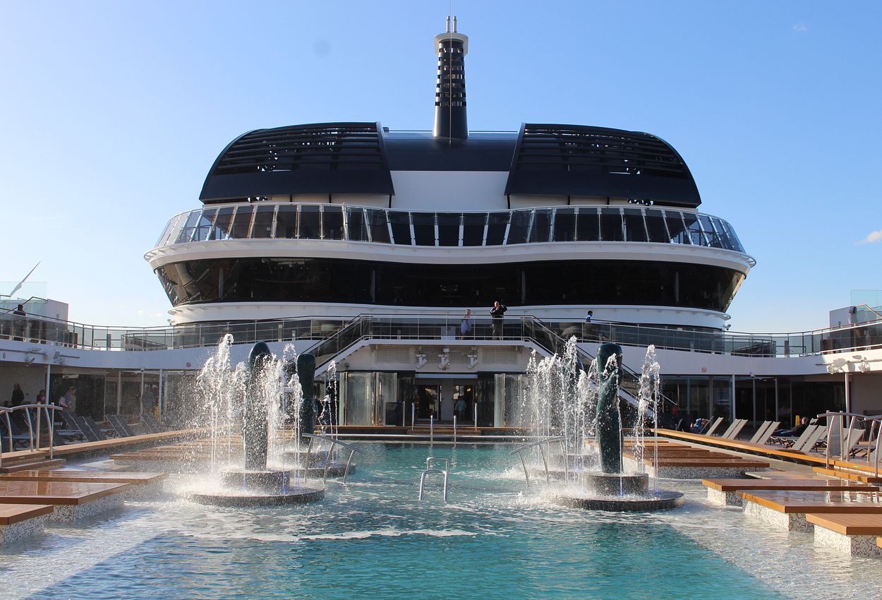 Der Außenpool an Deck von MSC Euribia