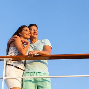 Mann und Frau an Bord eines Schiffes