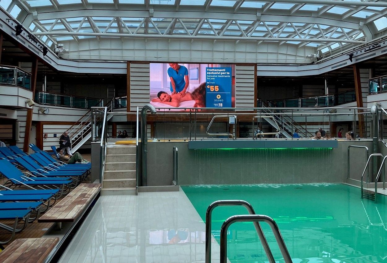 Der Innenpool Bord der Costa Favolosa